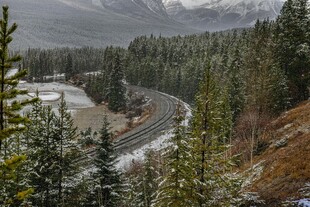 山间蜿蜒公路雪景