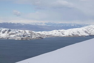 雪山下的宁静湖泊
