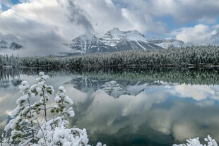 雪山湖泊冬日静谧美景