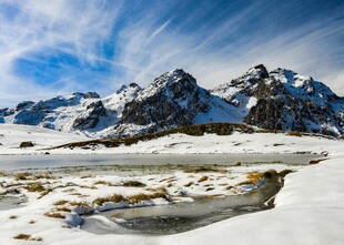 雪山雪景中的宁静天地