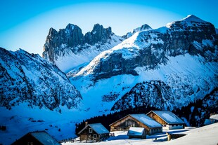 雪山下的静谧小屋