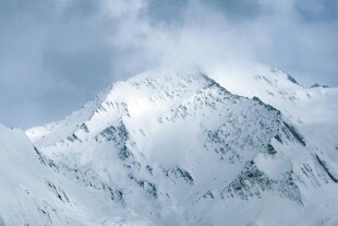 巍峨雪山壮丽景致