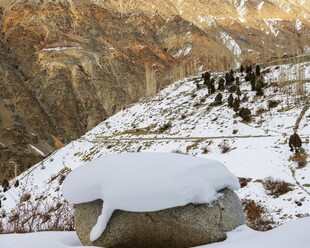 雪山下覆雪的巨石景观