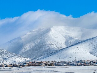 雪山下的宁静村落
