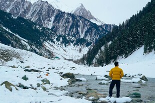 雪中山谷的徒步者