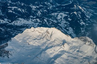 巍峨雪山壮丽景致