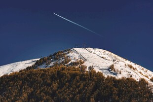 雪山之上流星划过天际