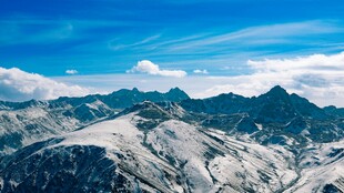 雪山蓝天壮丽自然景观