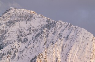雪覆山峰壮丽美景