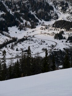 雪山环绕的静谧山谷风光