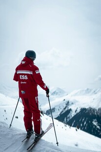 滑雪者于雪山之巅远眺