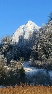 雪覆山峦