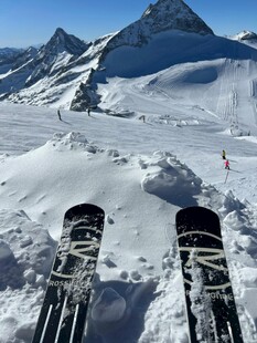 雪山上的滑雪装备