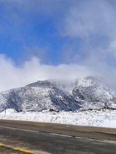 雪覆山峦旁的公路风景