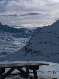 雪山前的户外木质桌椅