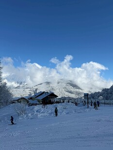 雪山下的冬日滑雪场景