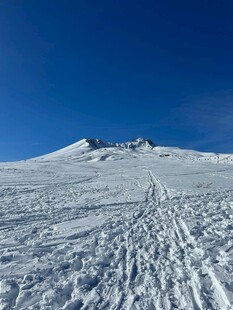 雪山上的清晰足迹