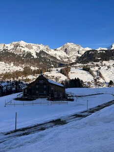 冬日雪山下的静谧小屋