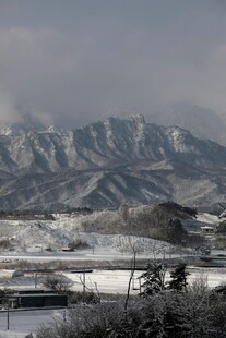 冬日雪覆山峦美景