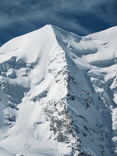 巍峨雪山壮丽景致