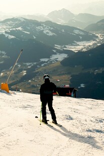 雪山上的单板滑雪者