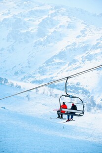 雪山上的缆车乘客