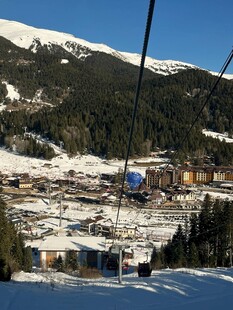 雪山缆车下的山间度假村