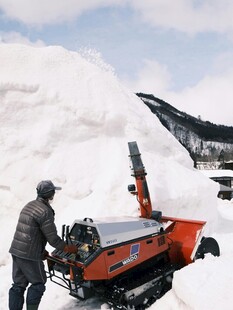 男子操作除雪机清理积雪