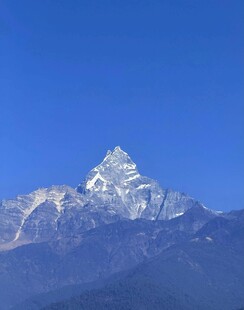 巍峨雪山壮丽景观
