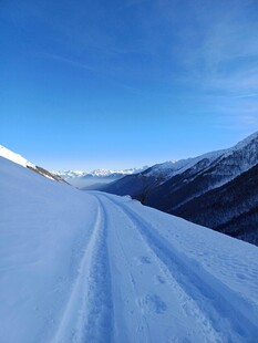 雪覆山路的壮美冬日景象
