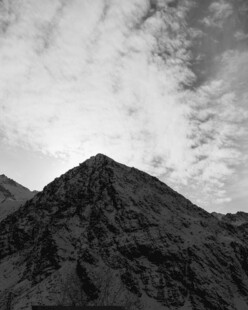 巍峨山峰与天际云朵