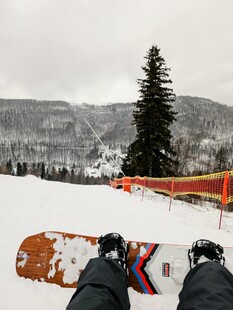 雪上滑板者视角的冬日美景