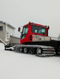 雪地中的红色履带式卡车