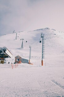 雪山滑雪场缆车设施景观