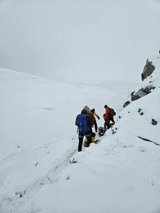 雪地徒步者攀登雪山