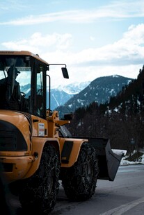 公路上的黄色装载机