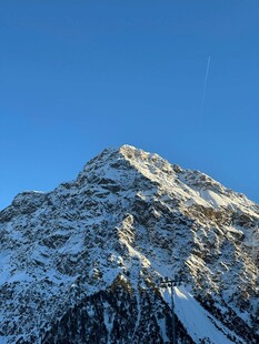 雪山巍峨蓝天映衬