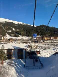 冬日雪景山麓缆车场景