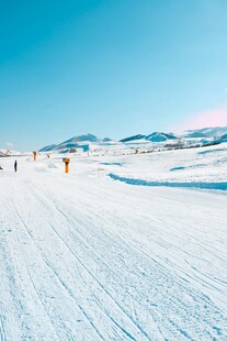 冬日滑雪场的纯净雪景