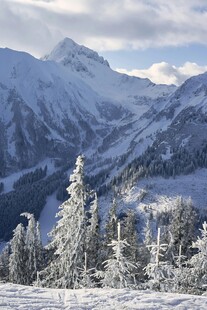 冬日雪山壮丽美景