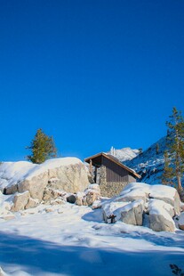 雪覆山间小屋的静谧景致