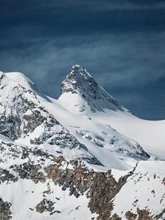 巍峨雪山壮丽景致