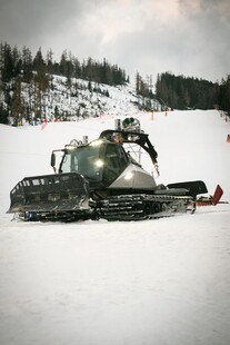 雪地中的履带式车辆