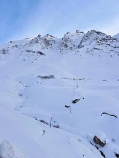 雪山滑雪场景