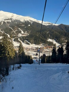 雪山缆车下的冬日美景