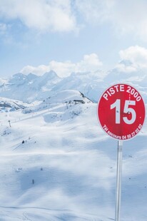 雪地中的15限速标志