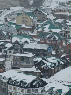 雪覆小镇屋顶美景