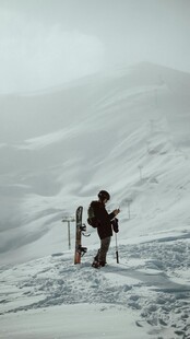 雪山上的徒步旅行者