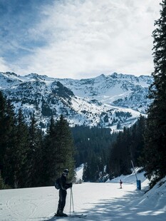 雪山下的滑雪者与美景