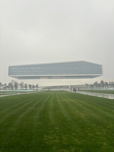 现代建筑前的大片绿草地